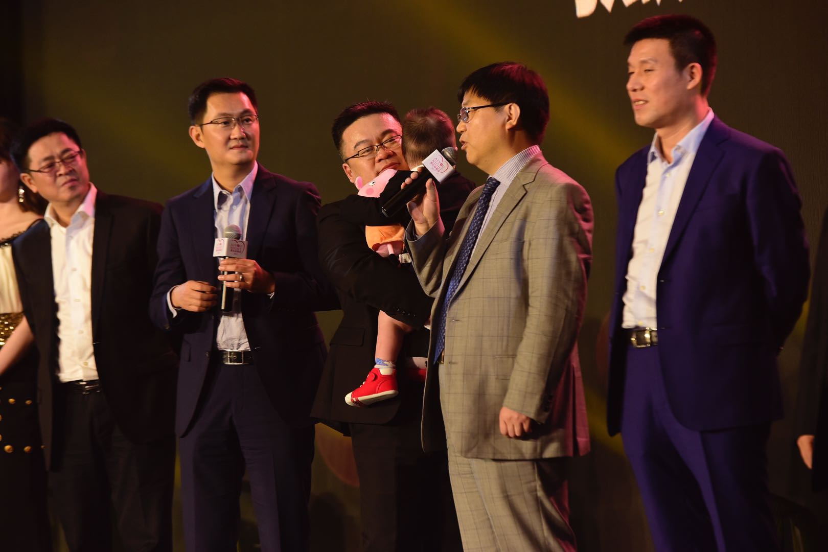 爱佑慈善基金会副理事长马化腾先生(左二),盛诺一家董事长蔡强(右二)