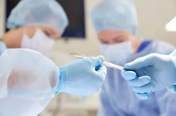 美国麻省总医院和MD安德森癌症中心的医生做手术有何特别之处？