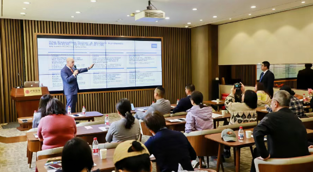 美国脊柱外科权威来华分享：颈椎腰椎出现哪些症状，应立即就医？